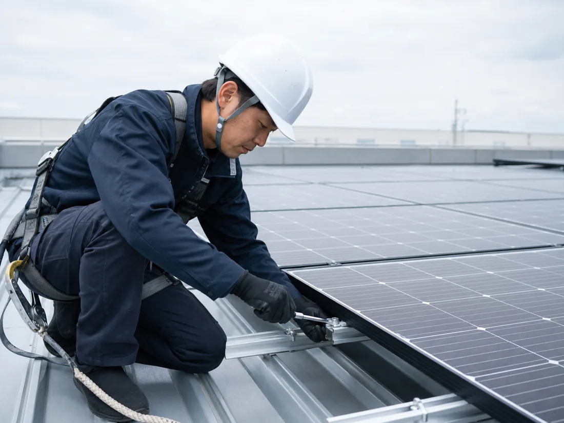 太陽光パネルを設置している様子